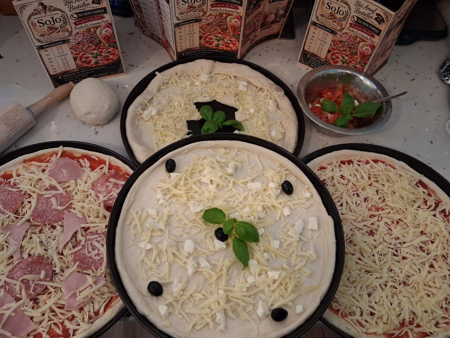 SoJo – Food Produktion & Handel – Werbeflyer der Pizzeria SoJo, gestaltet für die Pizzazubereitung.